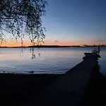 Valoisa Huoneisto Meren Rannalla