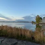 Valoisa Huoneisto Meren Rannalla