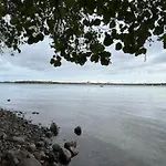 Valoisa Huoneisto Meren Rannalla