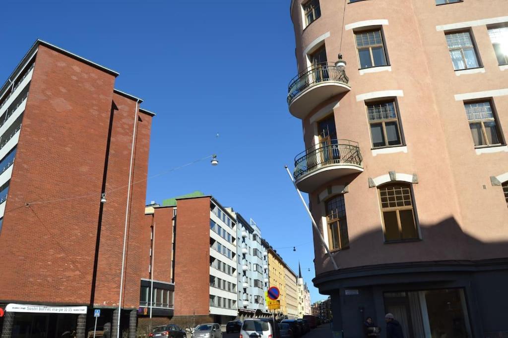 Huoneisto Modern And Bright With Location