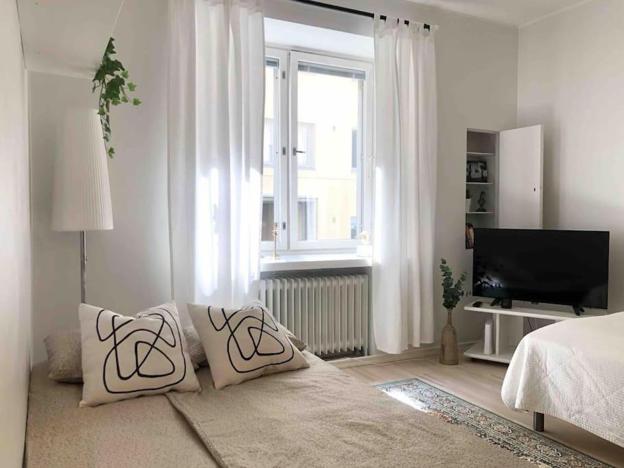 Modern And Bright With Location Huoneisto