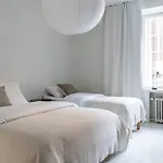 Spacious And Central Apartment With Private Sauna