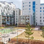 Iso Aurinkoinen Parveke Ja Hyvaet Yhteydet