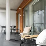 Iso Aurinkoinen Parveke Ja Hyvaet Yhteydet