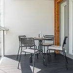 Iso Aurinkoinen Parveke Ja Hyvaet Yhteydet