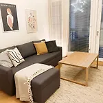 2Ndhomes Cozy 1Br Apartment With Balcony By The Central Station