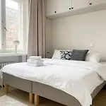 Central 1Br Next To The Park