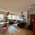 Spacious Top Floor Apartment With Terrace & Remote Working