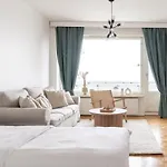 Bright Apt - Design District