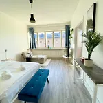 Penthouse Toeoeloe - High Ceilings, Wi-Fi, 24H Shop