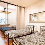 Great Location & Transport Connections With All Amenities 1-8 People Free Continental Breakfast Wifi Coffee &Tea