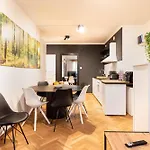 Great Location & Transport Connections With All Amenities 1-8 People Free Continental Breakfast Wifi Coffee &Tea