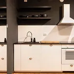 Great Location & Transport Connections With All Amenities 1-8 People Free Continental Breakfast Wifi Coffee &Tea