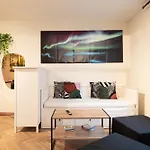 Great Location & Transport Connections With All Amenities 1-8 People Free Continental Breakfast Wifi Coffee &Tea