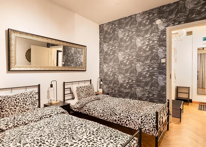 Great Location & Transport Connections With All Amenities 1-8 People Free Continental Breakfast Wifi Coffee &Tea