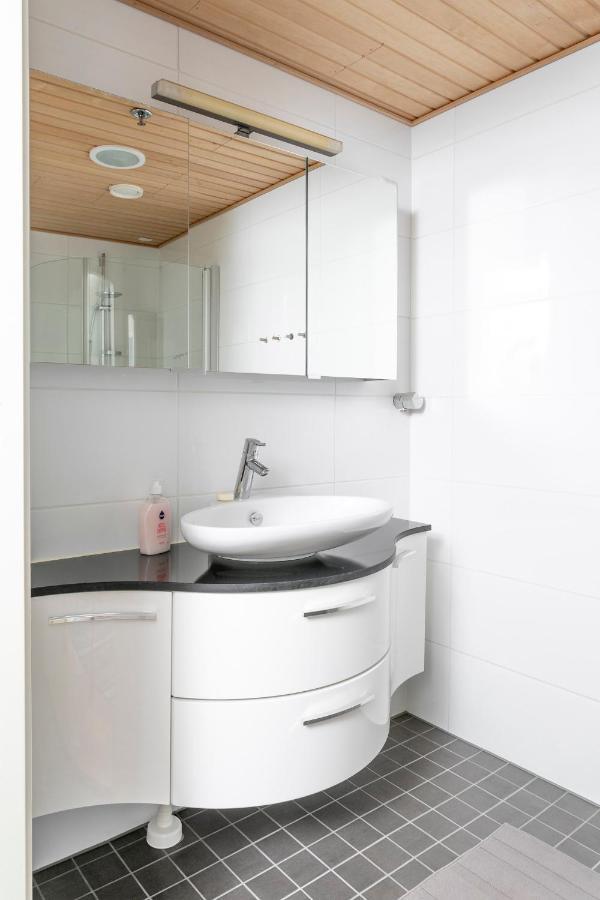 Huoneisto 2ndhomes Cozy 1br With Balcony By The Station *