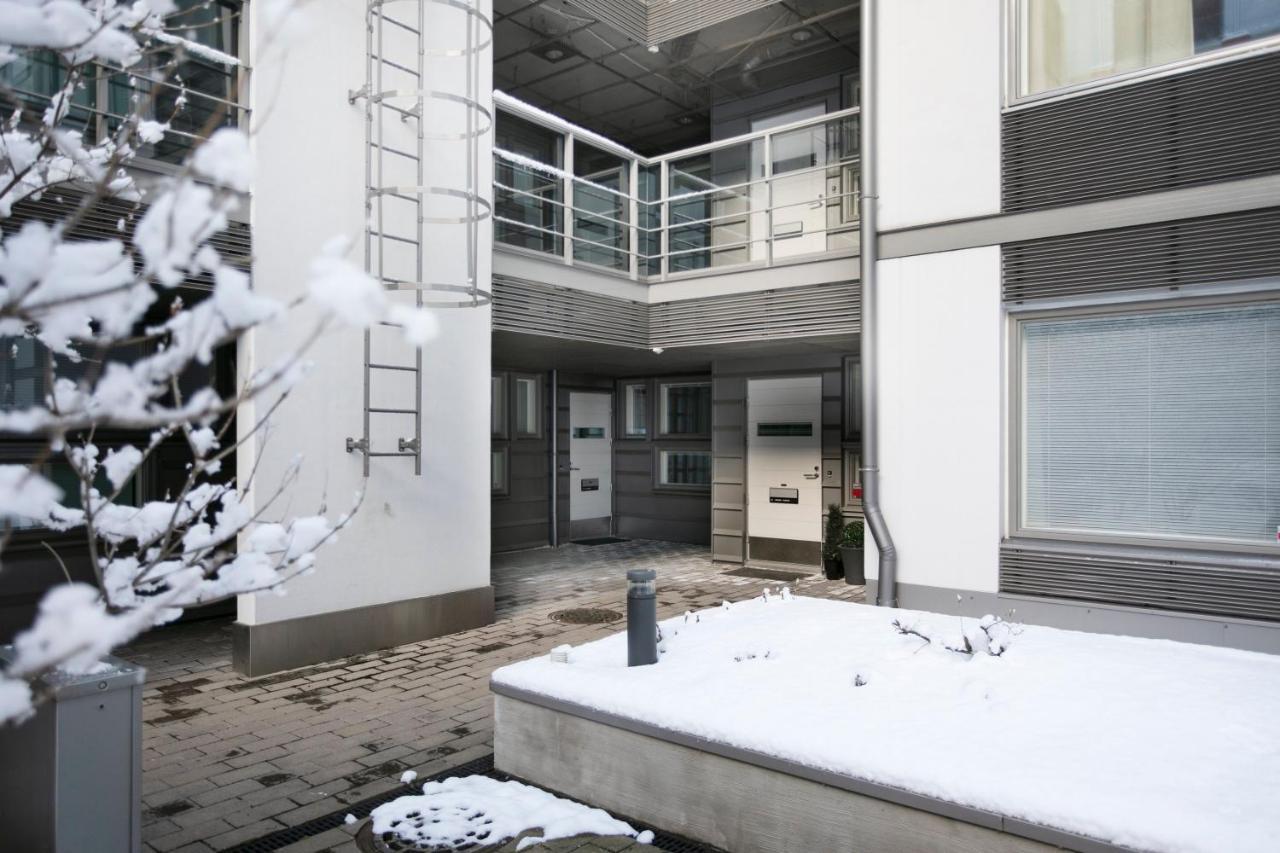 Huoneisto 2ndhomes Cozy 1br With Balcony By The Station *