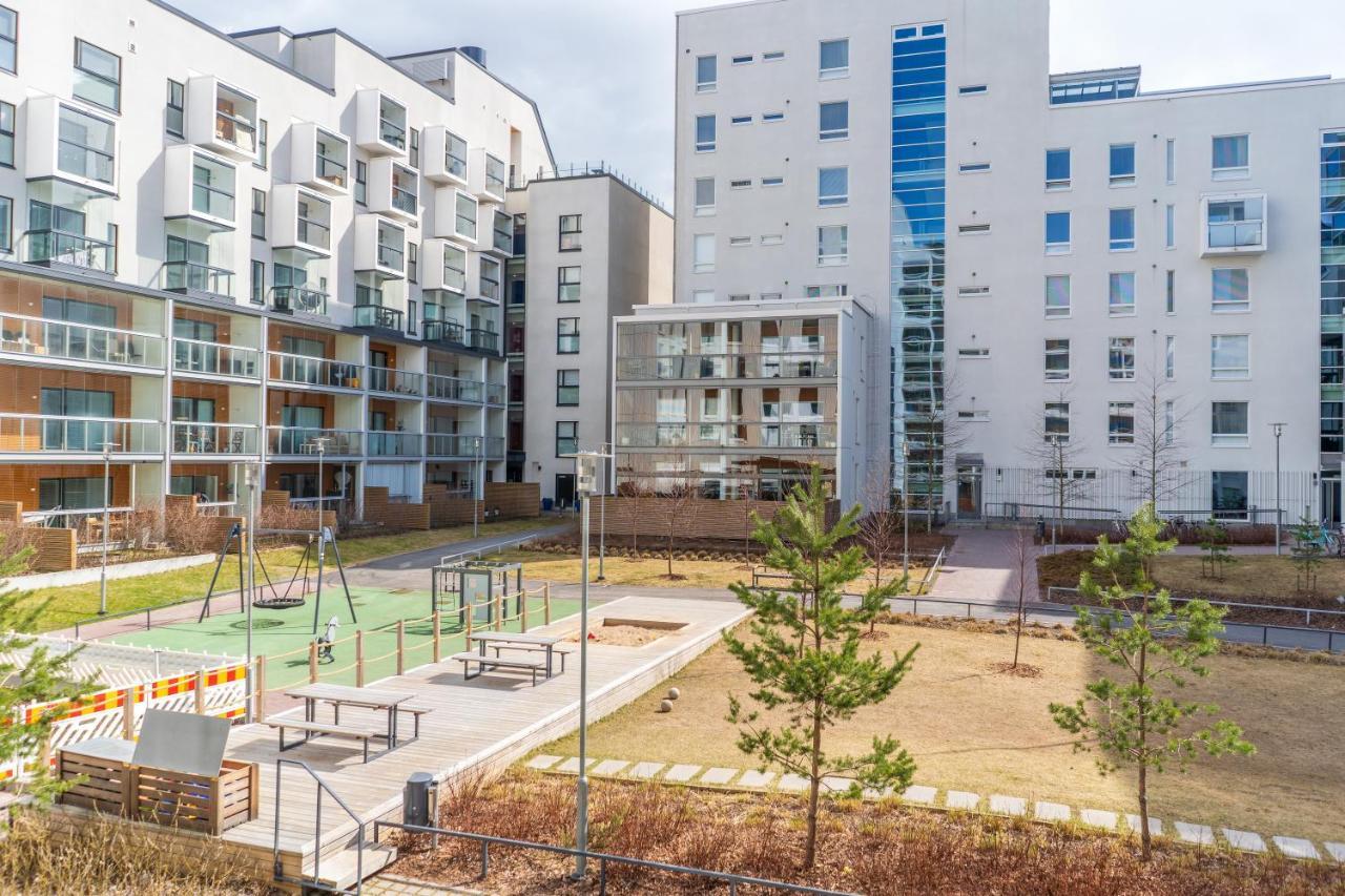 Iso Aurinkoinen Parveke Ja Hyvaet Yhteydet Huoneisto