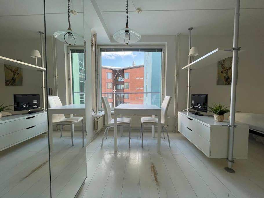 Luminous Studio 15min To Center With Wifi & Netflix Huoneisto