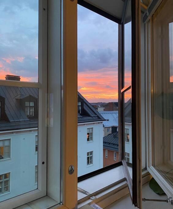 Urban Penthouse Next To Metro With Views Huoneisto
