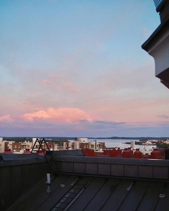 Huoneisto Urban Penthouse Next To Metro With Views Helsinki