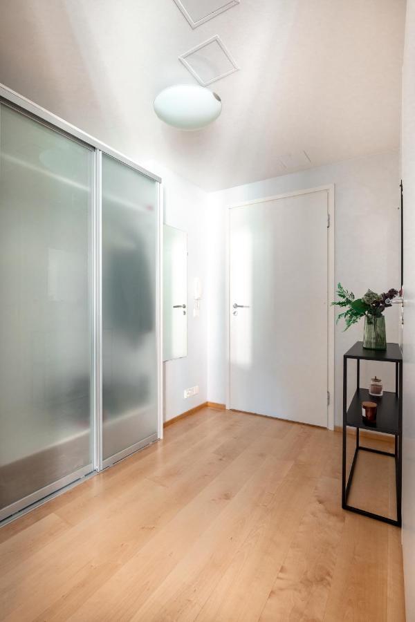 Huoneisto 2ndhomes Stylish 1br With Balcony And Sauna In Kamppi Center
