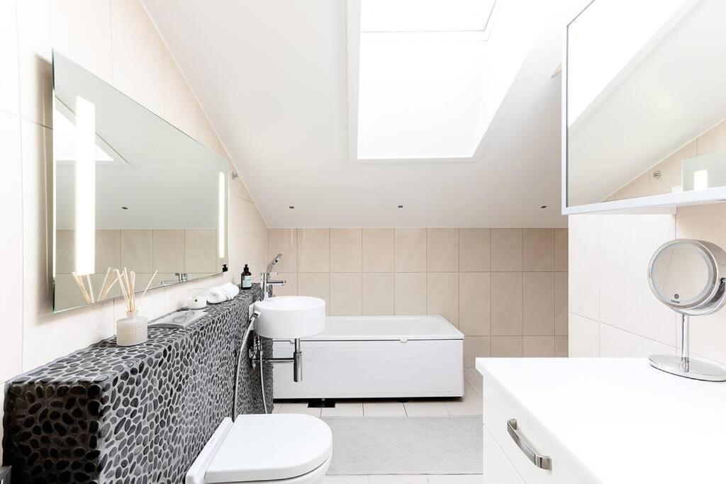 Huoneisto Stunning Huvilakatu Penthouse *