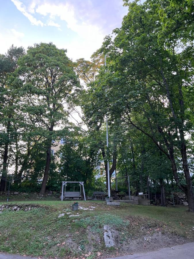 Kaksio Helsingissae Omalla Parkkipaikalla * Helsinki