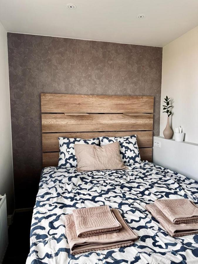 Modern 1 Bedroom With Free Parking Huoneisto