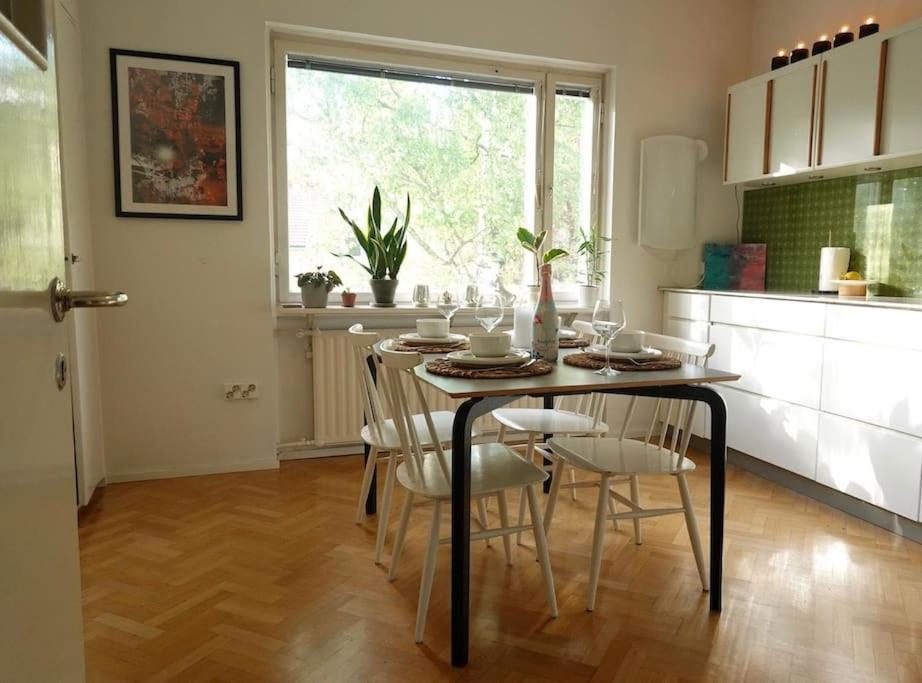 Adorable With A Garden View And A Bathtub. Huoneisto *
