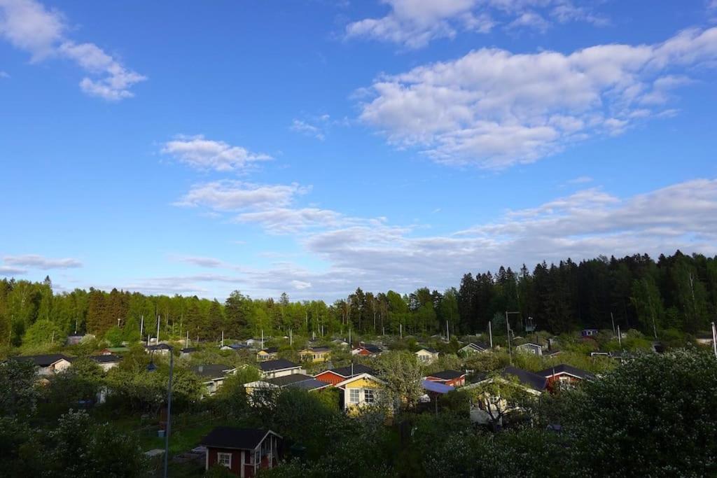 Adorable With A Garden View And A Bathtub. Huoneisto
