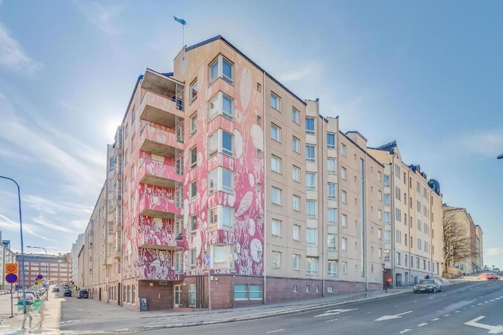 Huoneisto Modern One-bedroom With Glazed Sun Balcony, 350m Metro