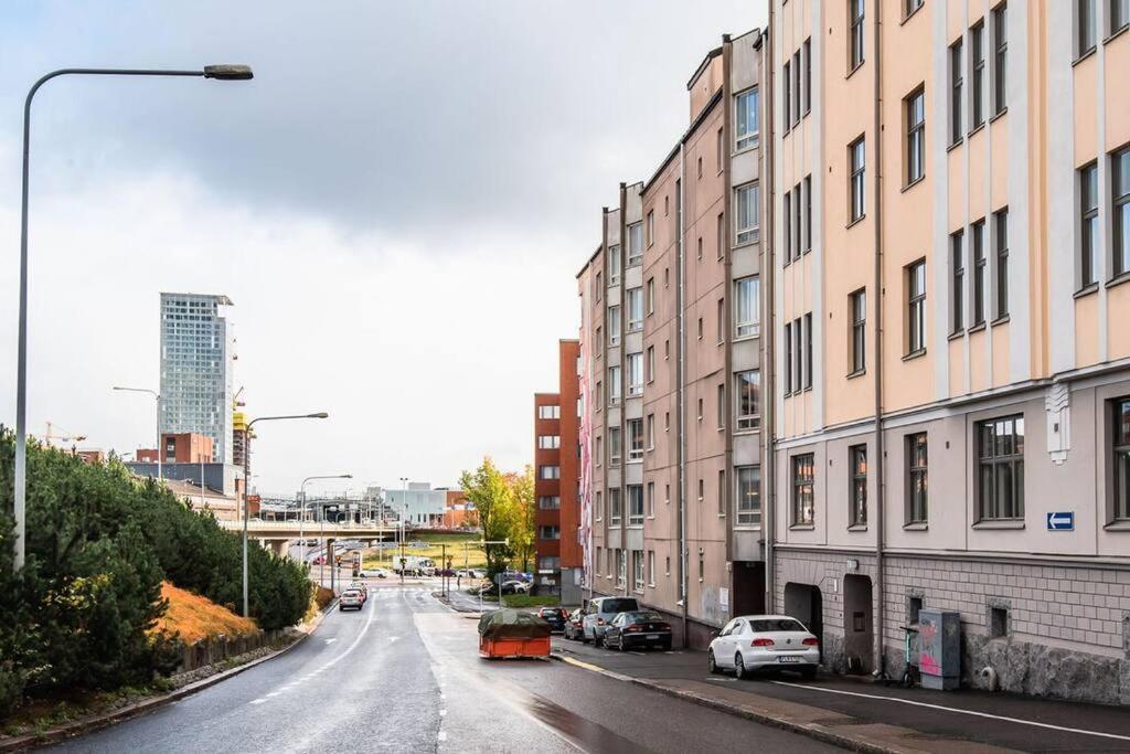 Huoneisto Modern One-bedroom With Glazed Sun Balcony, 350m Metro