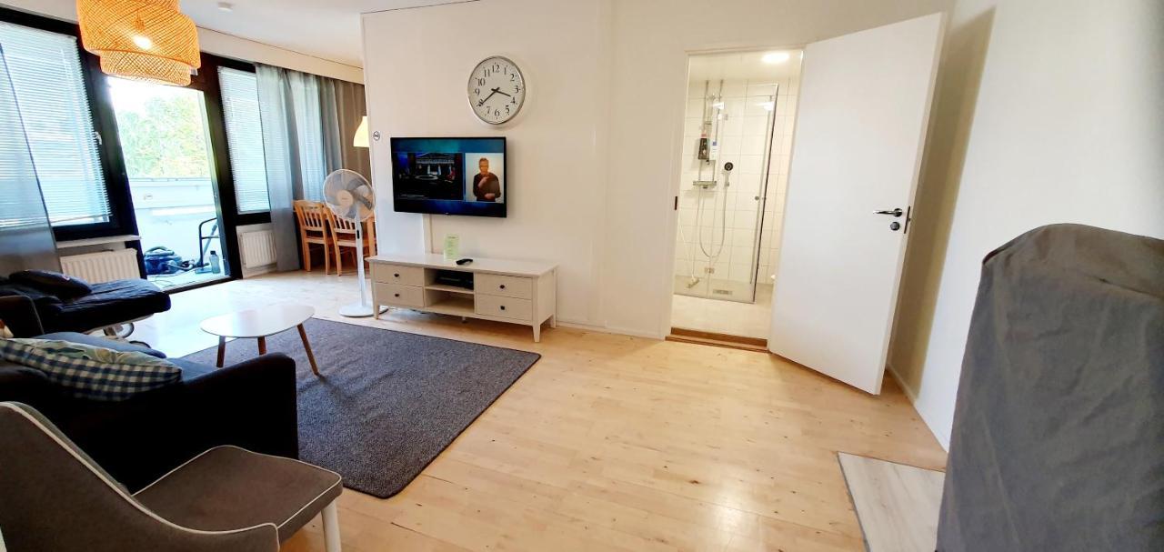 Top Floor 51m2, Balcony, 150 M Wifi, Free Own Parking Place, 300m Metro Huoneisto *