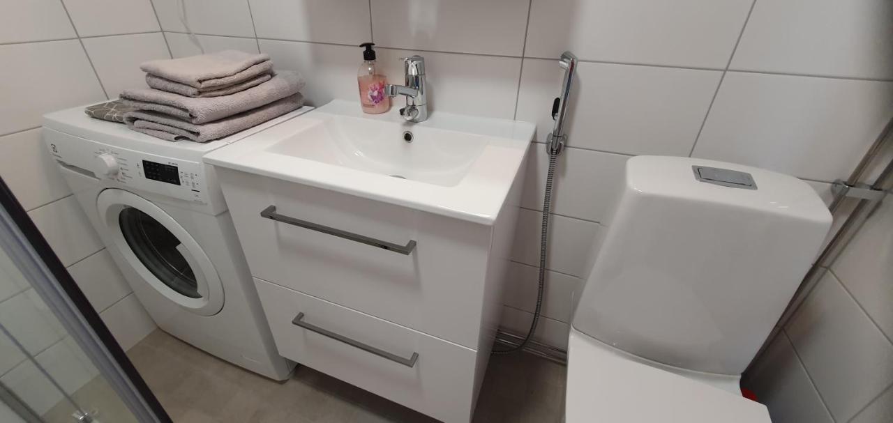 Top Floor 51m2, Balcony, 150 M Wifi, Free Own Parking Place, 300m Metro * Helsinki