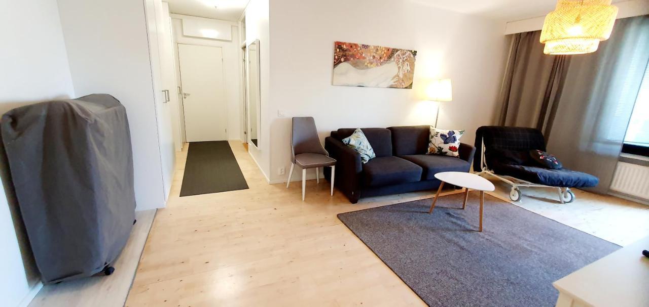 Top Floor 51m2, Balcony, 150 M Wifi, Free Own Parking Place, 300m Metro Huoneisto Helsinki