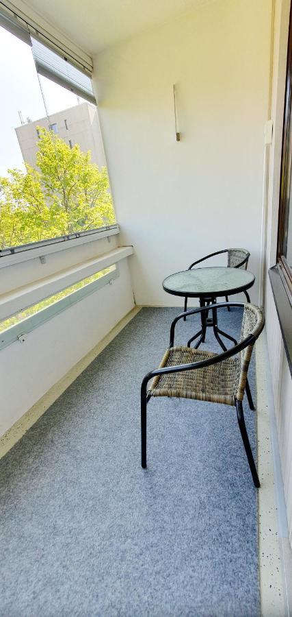 Top Floor 51m2, Balcony, 150 M Wifi, Free Own Parking Place, 300m Metro Helsinki