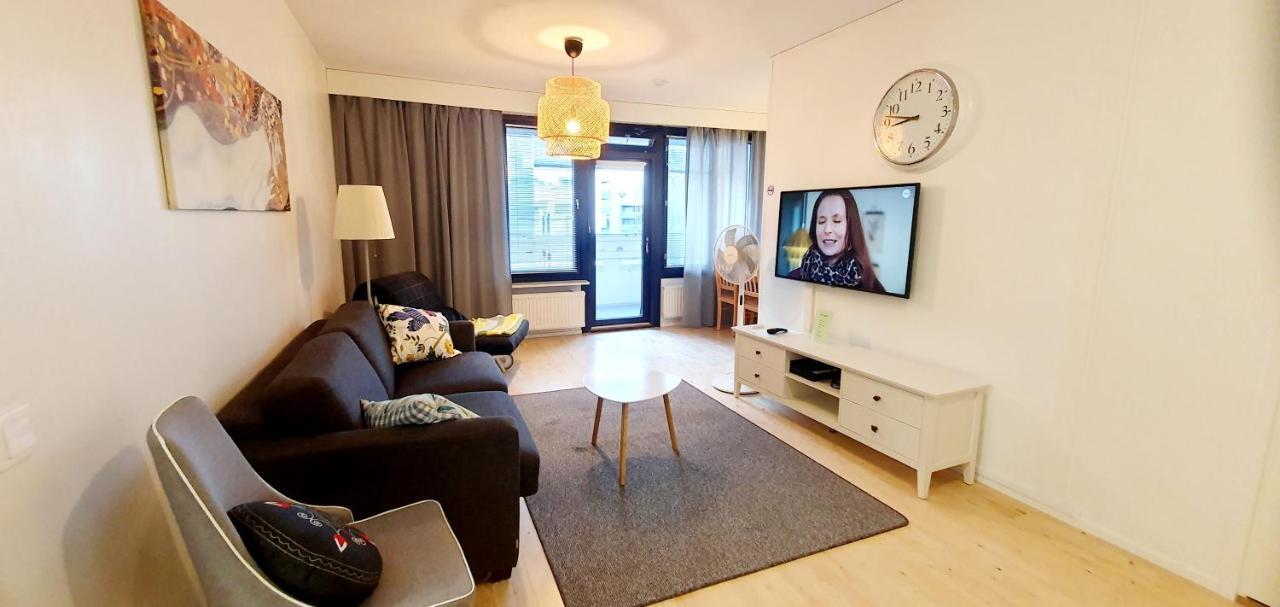 Top Floor 51m2, Balcony, 150 M Wifi, Free Own Parking Place, 300m Metro * Helsinki