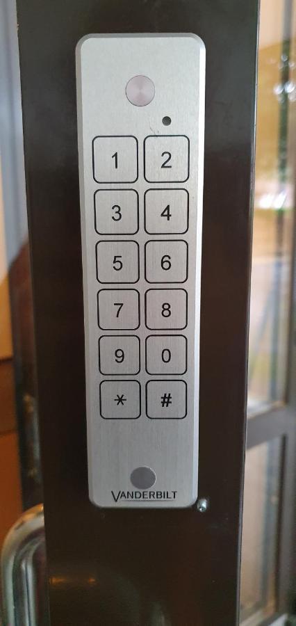 Top Floor 51m2, Balcony, 150 M Wifi, Free Own Parking Place, 300m Metro Huoneisto *