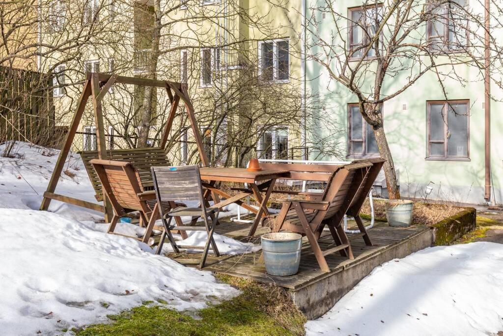 Charming With Garden Views Steps From Metro Huoneisto Helsinki