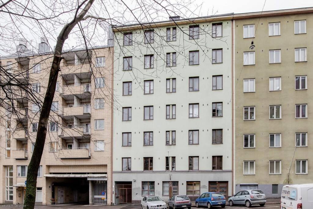 Huoneisto Charming With Garden Views Steps From Metro Helsinki