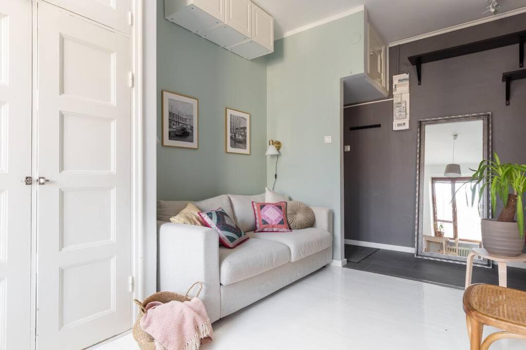 Charming With Garden Views Steps From Metro Huoneisto Helsinki