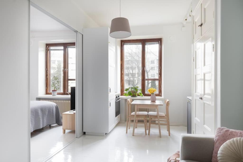 Huoneisto Charming With Garden Views Steps From Metro Helsinki