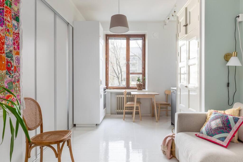 Huoneisto Charming With Garden Views Steps From Metro Helsinki