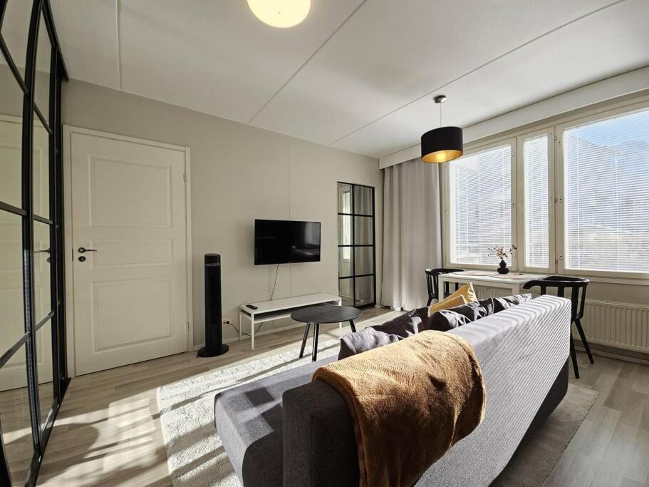 Huoneisto Modern One-bedroom With Glazed Sun Balcony, 350m Metro *