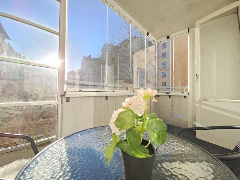 Huoneisto Modern One-bedroom With Glazed Sun Balcony, 350m Metro