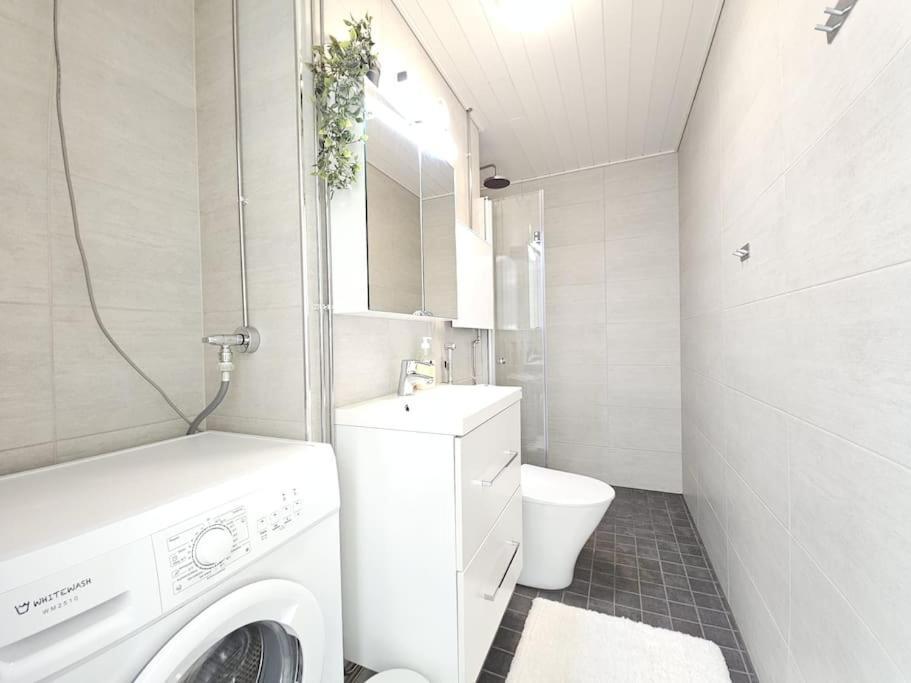 Modern One-bedroom With Glazed Sun Balcony, 350m Metro Huoneisto *