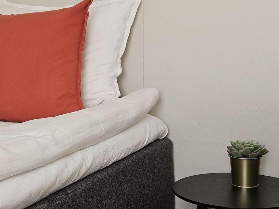 Modern One-bedroom With Glazed Sun Balcony, 350m Metro Huoneisto Helsinki