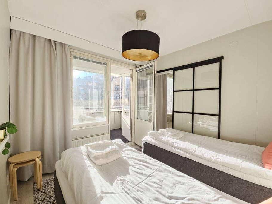 Huoneisto Modern One-bedroom With Glazed Sun Balcony, 350m Metro *