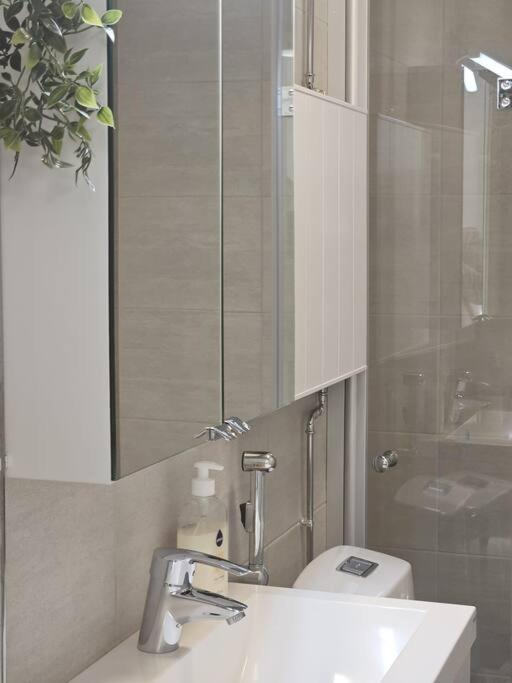 Huoneisto Modern One-bedroom With Glazed Sun Balcony, 350m Metro *
